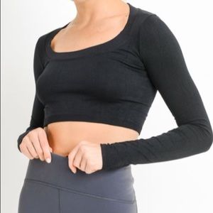 Black seamless crop top ✨